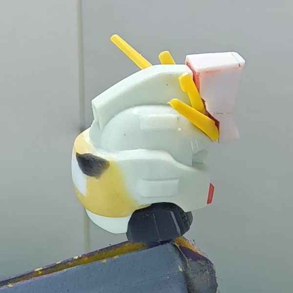 皆さまお久しぶりです　“骨（こつ）”　でございますm(_ _)m製作の手を止めていたわけじゃなく、ちょっとずつ進めていたのですが、大きな変更点もなく、模活以外の活動もしていたので投稿をできずにいました後頭部が貧弱で気にくわなかったので１ミリプラ板を貼り付け、パテを盛り付け成形してあげましたまたアゴの赤いパーツが首に干渉してアゴひきができなかったので削ってアゴひきができるようにしてあげました（4枚目）