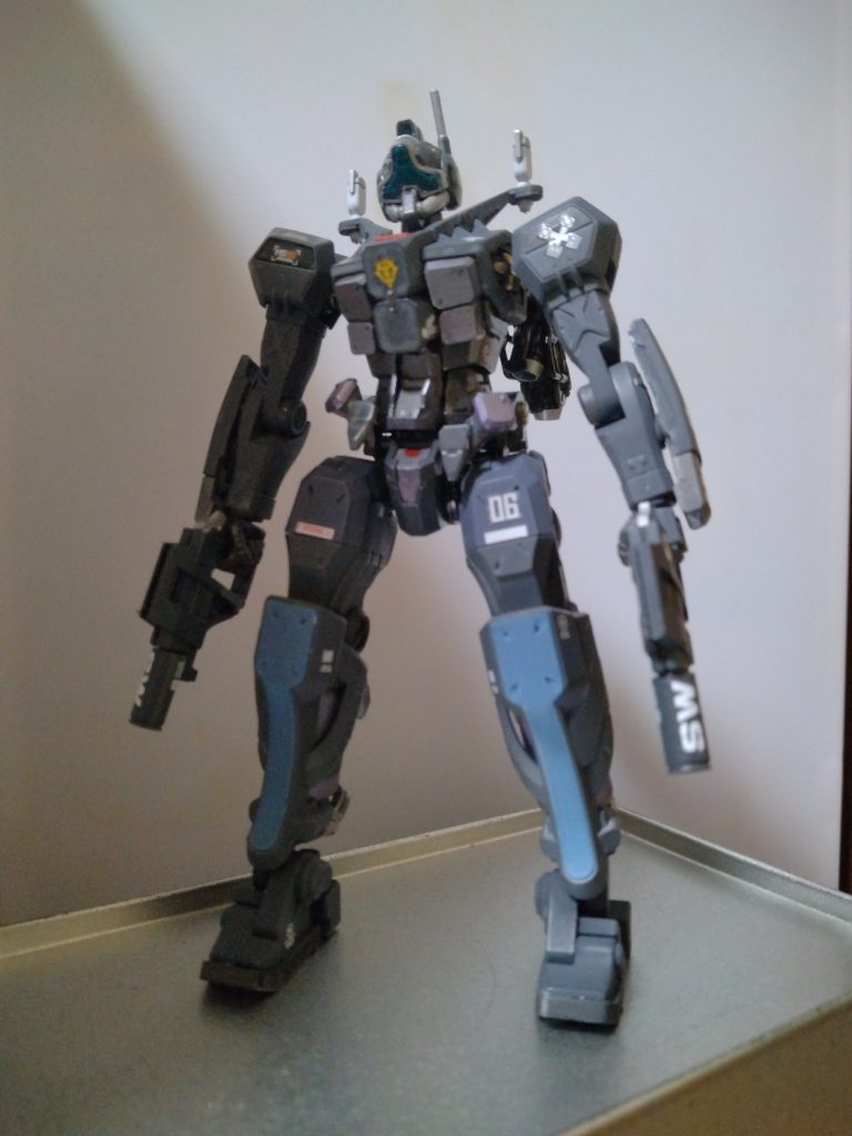 全体的にガンシップグレイで塗り脚部の一部のみネイビーブルー缶スプレーを使用細部はエナメル塗料等で筆塗りしました