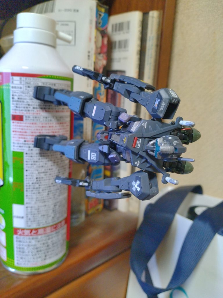 両足裏にはネオジム磁石を計4つ埋め込んでるのでこの様な体制も取らせることが可能となってます。いづれ模擬戦闘ジオラマを作りたい⋯⋯