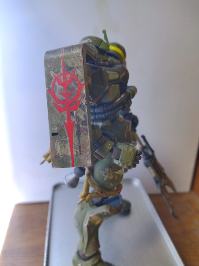 シールドはORIGIN版のシャー専用の接続軸をちょいと改造して取り付け元々自作デカールを貼り付けていたのですが材質上、剥がせなくなったので上から赤いガンダムのシールを上貼り