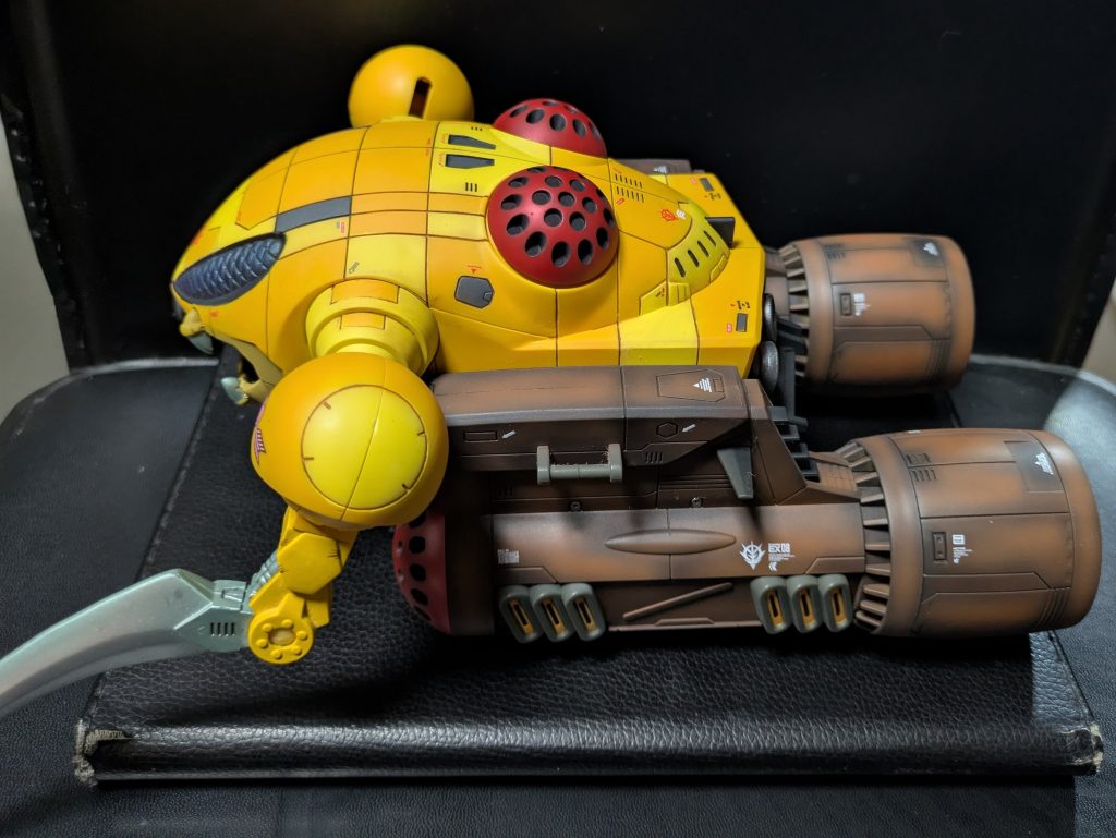 ちょっとオーバーディティールのパネルラインを敢えて逆手に取って塗り分けました。下部のブースター部も本体と殆ど変わらないイエローのため、ブラウンを基調としたアニメ設定カラーに変更しました。