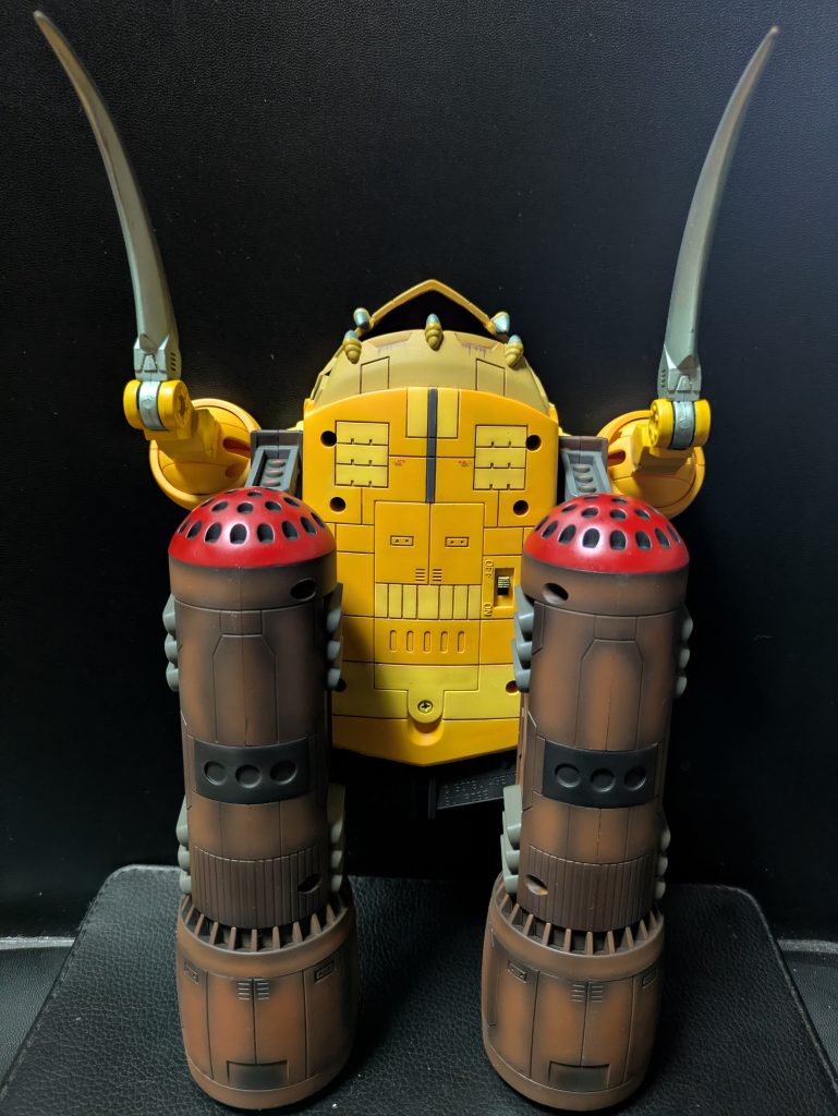 腹部もパネルラインで塗り分けしてあります。電源部分が壊れていたので修理して発光、サウンドギミックも直りました！MIAはあとエルメス、ビグロ、ビグザムもあるのでリペイントして投稿していきます！