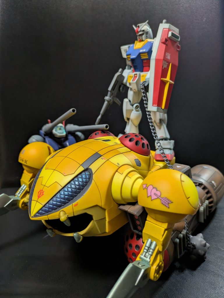 HGUCのガンダムとガンタンクと戯れるザクレロです。結構大きいのが解ると思います。