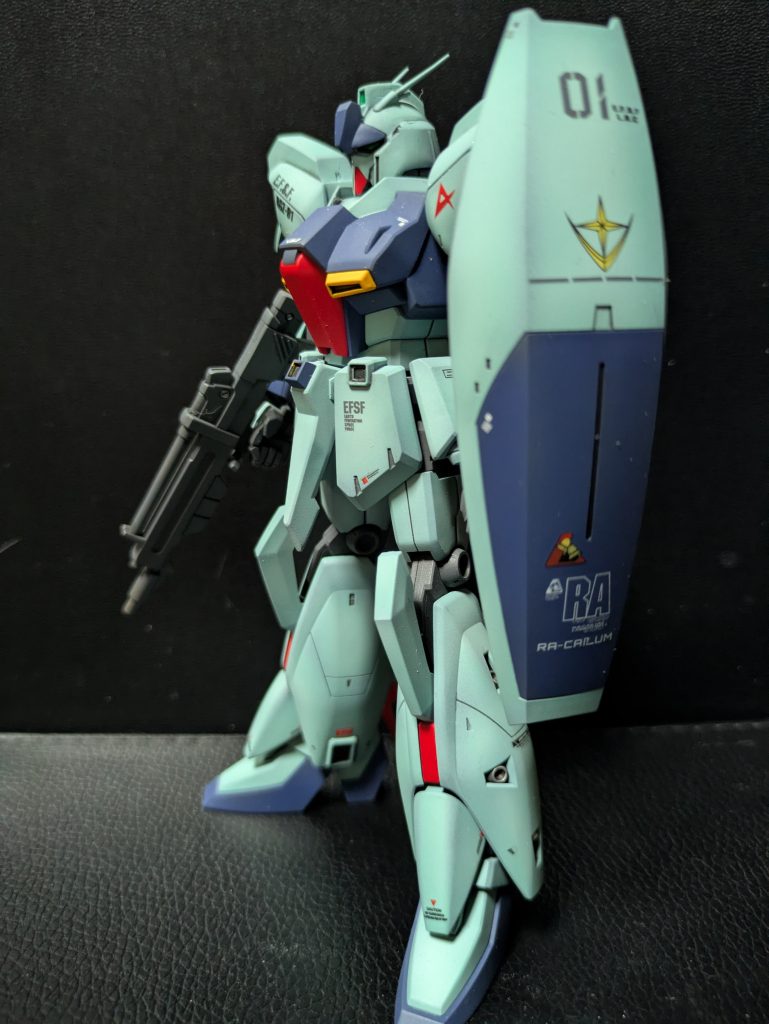 エメラルドグリーンとスカイブルーの中間色を意識して調色しました。