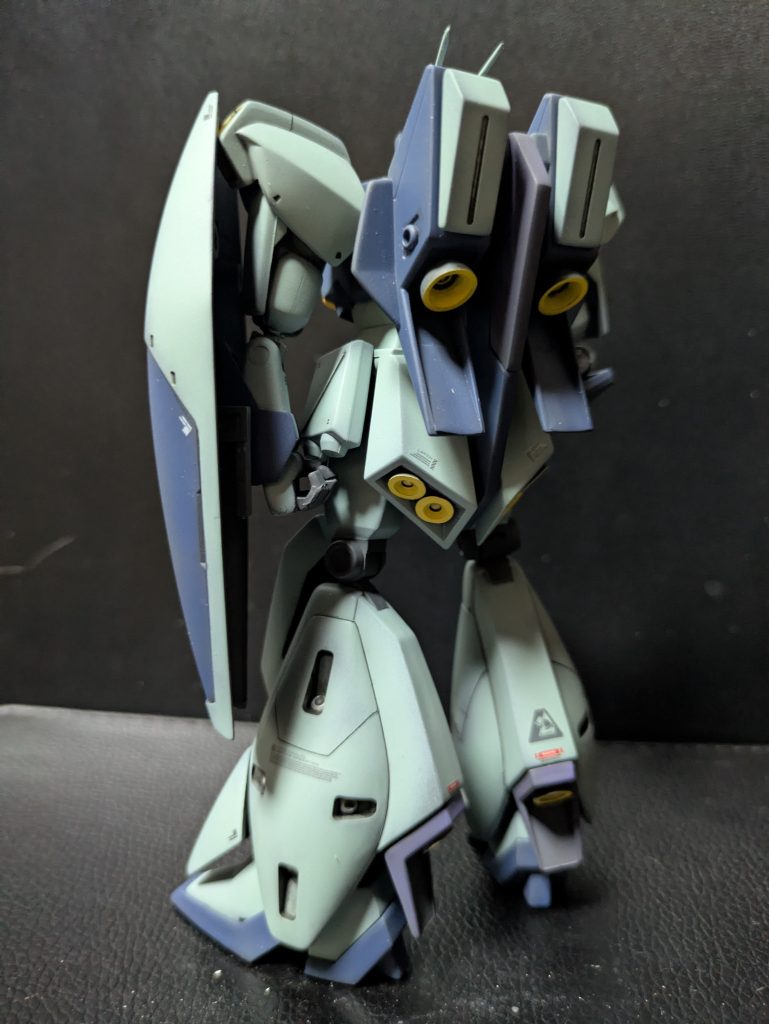 調色は逆シャア版より暗め、こちらのほうがかなりボリュームがある印象です。