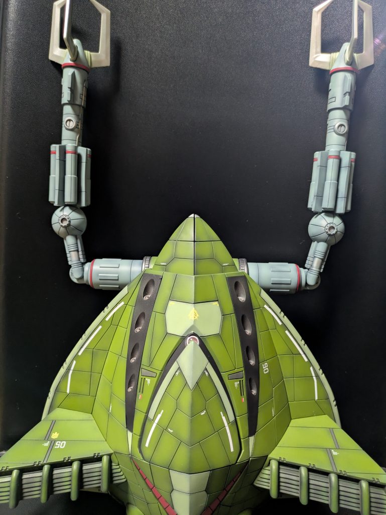 釣り上げた深海魚のようなポーズです。