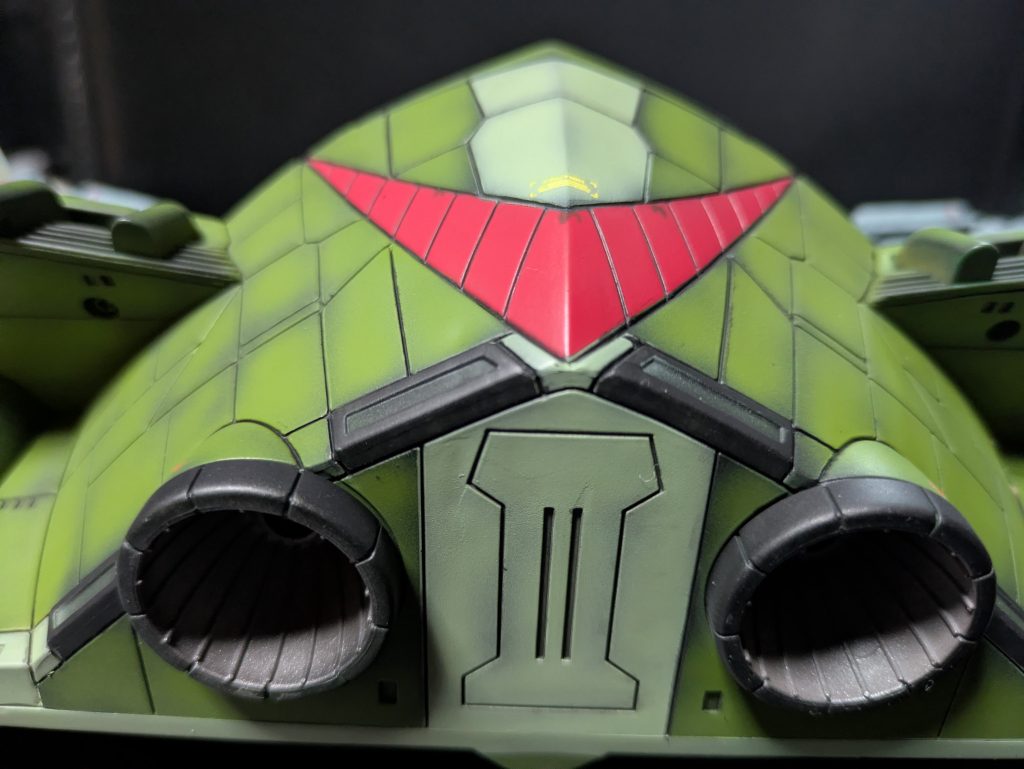 意外とシンプルな背部です。