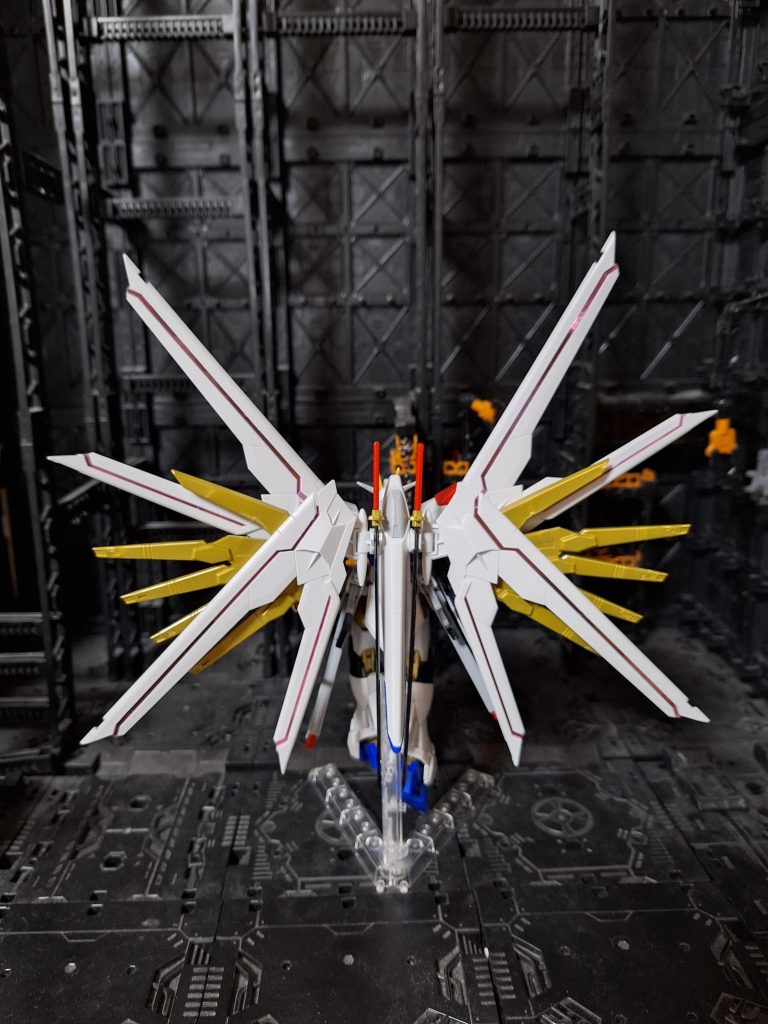 左右対称にしたく、対艦刀を二刀流として、フツノミタマに加え、アメノムラクモ（ノツルギ）を装備としました。フツノミタマ単体を某オークションで手に入れ、ランナータグでプラウドディフェンダー左側に懸架できるようにしました。