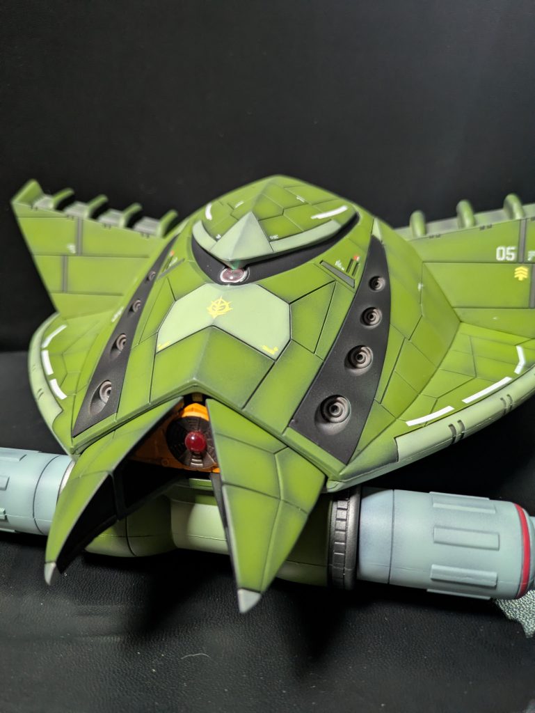 クチバシの部分内のメガ粒子砲はスイッチで効果音とライトのギミックがあります。