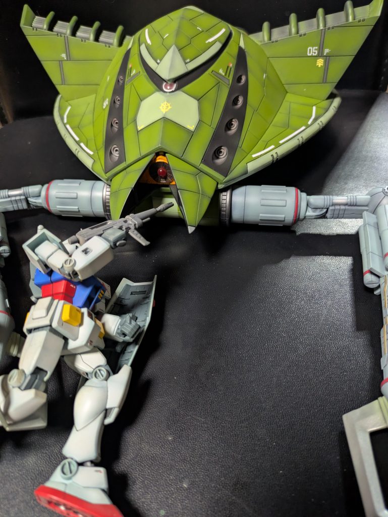 アムロ気絶からの復活シーンです。HGUCのガンダムとも違和感無く並ぶ大きさのビグロです！