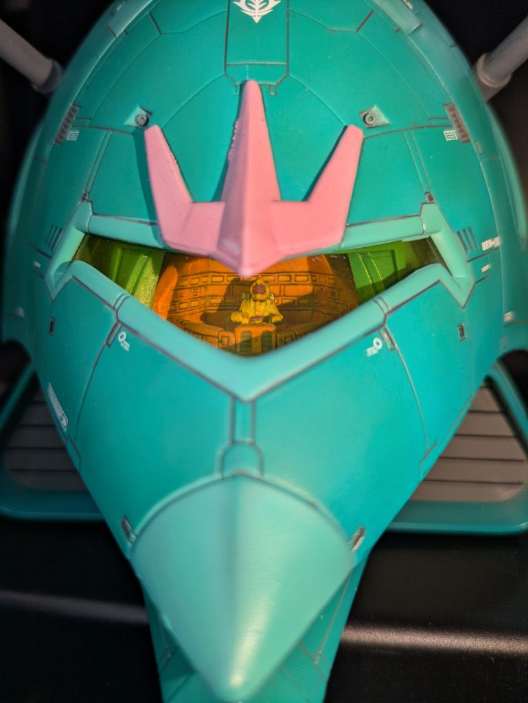 コックピットのララァ・スンもディティールアップして塗装してあります！