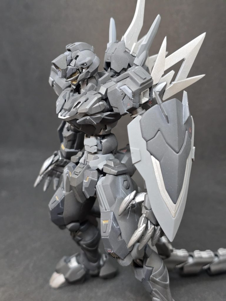 武装はビームサーベルとシールドシールドはレギルスで、鳥の頭っぽく見えたので角的なものをつけてラドンを意識してます粒子を放出して敵の装甲値を下げる設定です（VSメカゴジラのラストをイメージ）