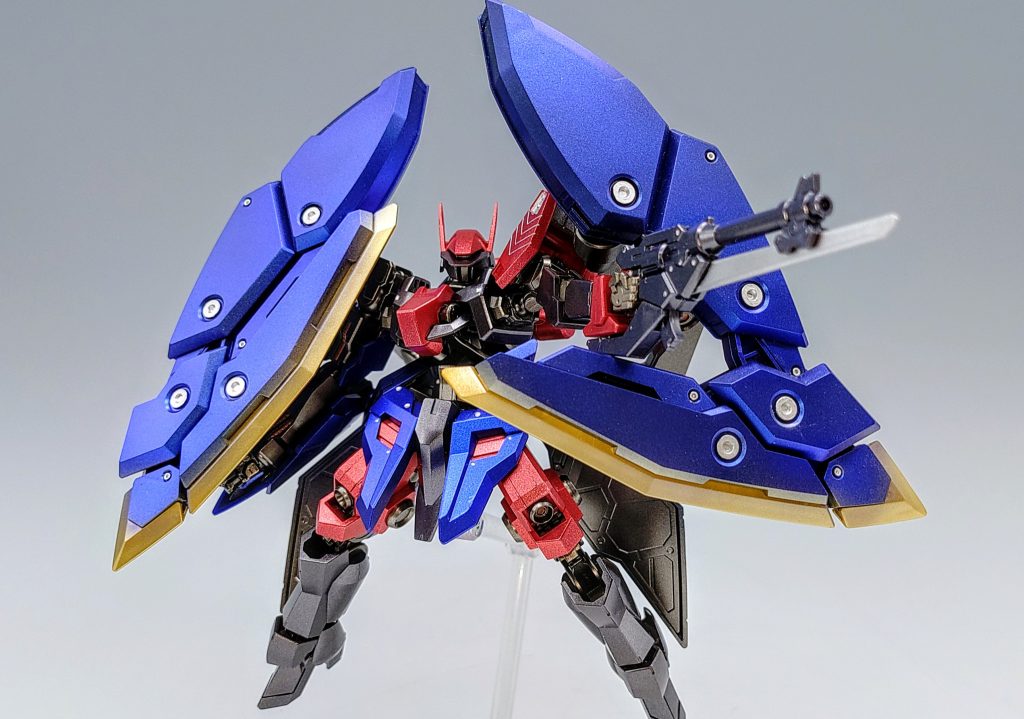 左腕はシュヴァルベ・カスタムそのままとなっていますので、ハンドガンでの遠距離攻撃をしつつ、シールドプレイヤーユニットで防御も可能。