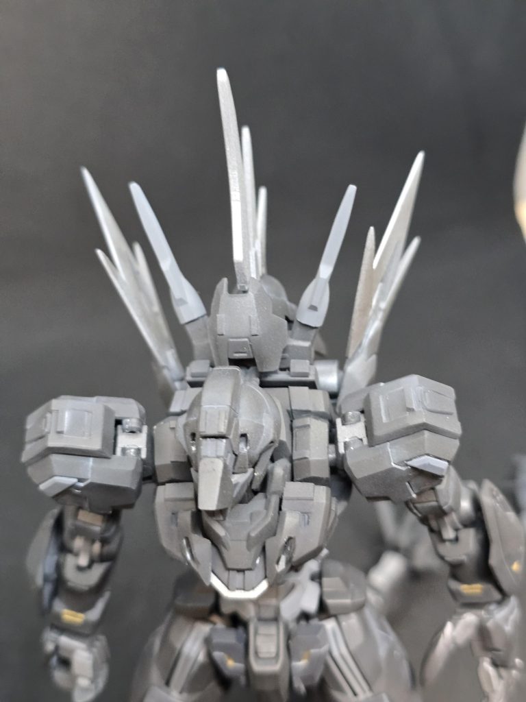 カラーリングは-1.0を参考にグラファイトブラックやニュートラルグレーⅤなどで仕上げました元ネタの特徴的な背ビレは3列にして泳いでくるときのシルエットをイメージして再現してます足は怪獣感を出すために獣脚気味にしました尻尾はもちろん、腕にもヒレのようなディティールをプラ板を加工して加えました