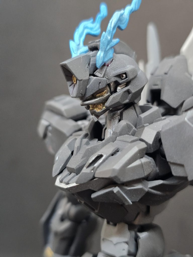 頭はキャリバーンとファントムを合わせています怪獣感を出すために鼻先をプラ板で延長して、トカゲ顔にしてみました熱線を意識してハイメガキャノンを搭載、放射時に余剰エネルギーが頭から吹き出す設定です（KOMなどで目が青白く光るイメージ）