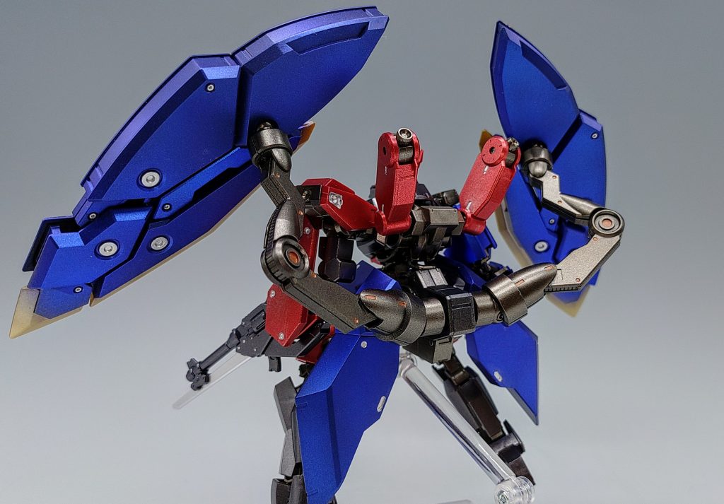 背面から見ても違和感が無いようにミキシングをしていますので、個々のパーツが干渉せず、フレキシブルに可動します。