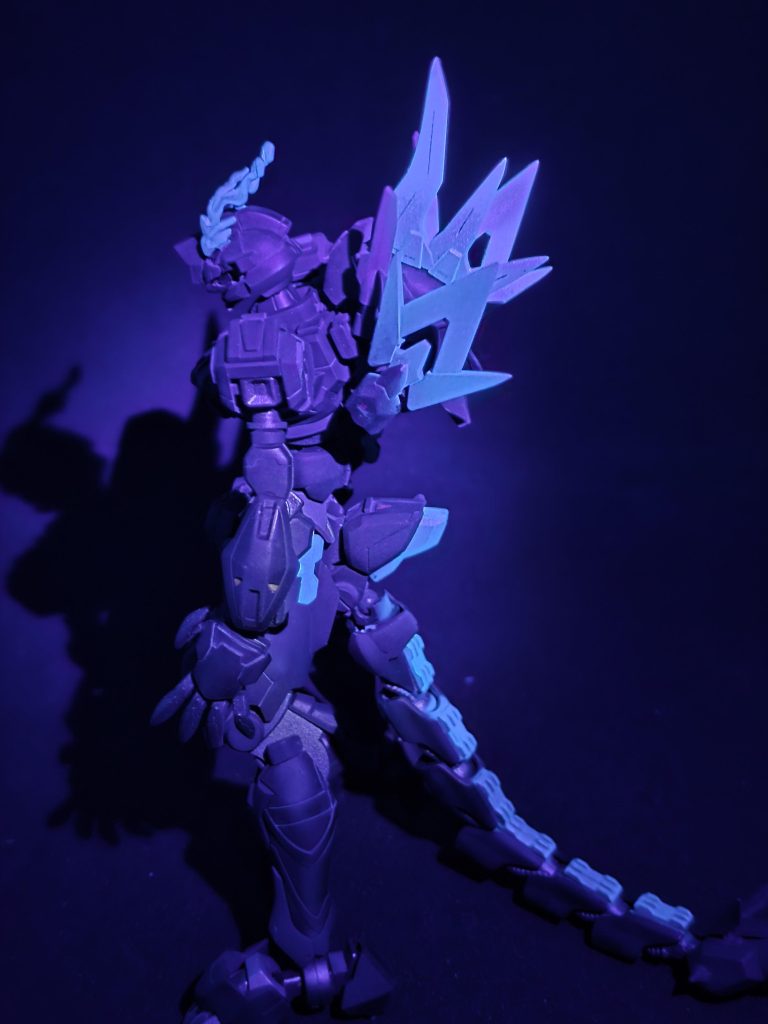 背ビレなどは蛍光カラーを塗っているのでブラックライトで光ります