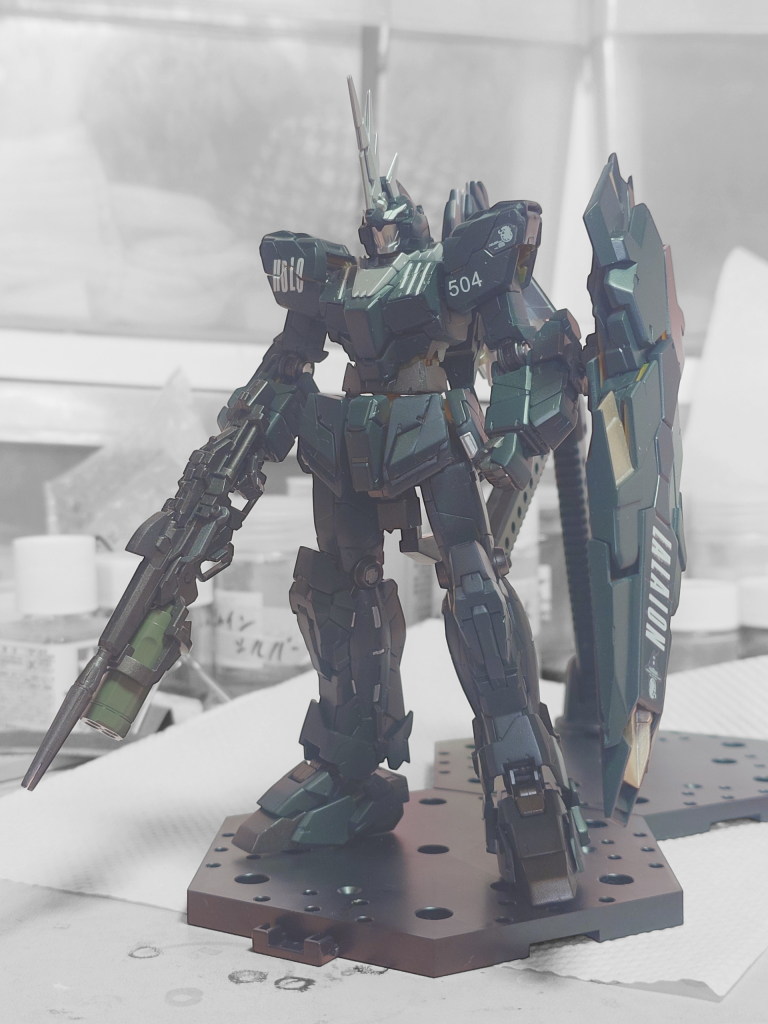 両肩にはHOLOとねぽらぼ順番で504の番号を水転写デカールで表現しました。