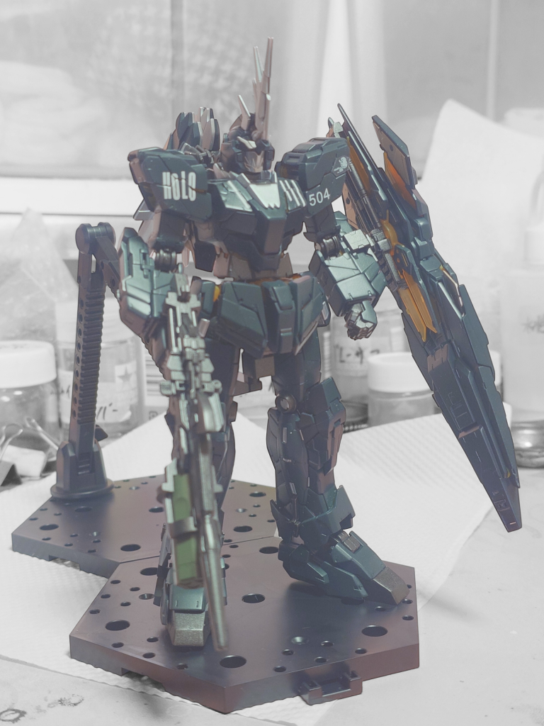 獅白ぼたんさんの象徴的なラインの右に1本線と左に3本線を水転写デカールで表現してます。これはユニコーンモードでしか見れない仕様です。