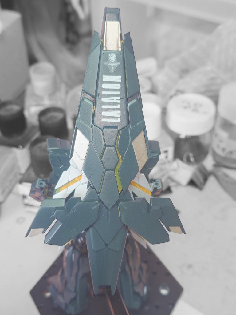 アームドアーマーDE？には獅白ぼたんさんのLALAIONを水転写デカールと付属デカールのライオンマークを貼ってます。シルバーっぽいのはシャンパンゴールドでゴールドのアクセントにしてます。