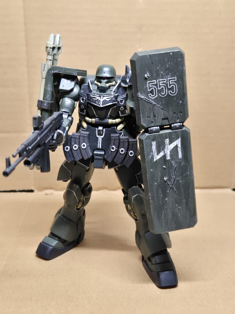 盾の部分を傷つけてみました火で熱したデザインナイフで切ったり刺したりしましたそして、その部分にエナメル塗料のクロームシルバーで色をつけました