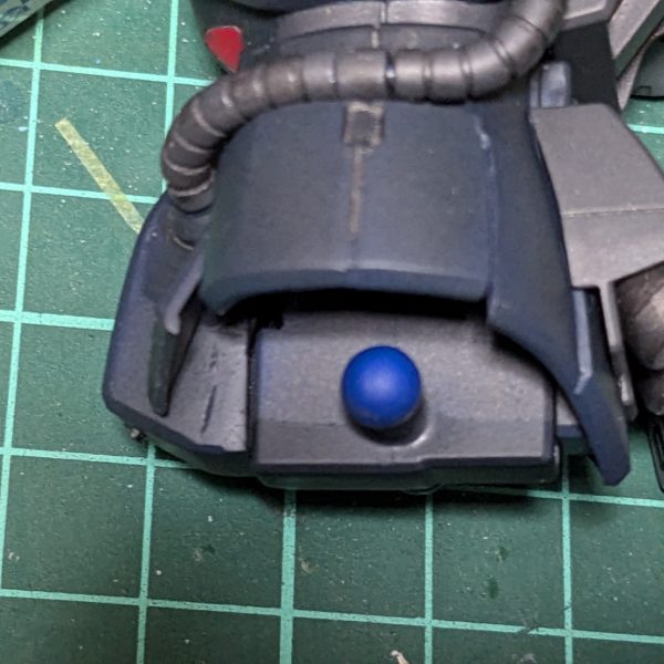 肩のPCの目隠し作りました。無くしたのかと思ったら最初から無かったのね。前から見て股関節のパーツが丸見えだったので、短くしました。モノアイは3mmの穴を開けてデコシール貼りました。完成まで後少しです。（6枚目）