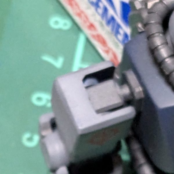 肩のPCの目隠し作りました。無くしたのかと思ったら最初から無かったのね。前から見て股関節のパーツが丸見えだったので、短くしました。モノアイは3mmの穴を開けてデコシール貼りました。完成まで後少しです。（5枚目）