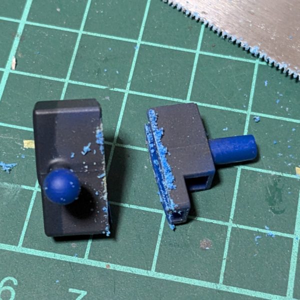 肩のPCの目隠し作りました。無くしたのかと思ったら最初から無かったのね。前から見て股関節のパーツが丸見えだったので、短くしました。モノアイは3mmの穴を開けてデコシール貼りました。完成まで後少しです。（4枚目）