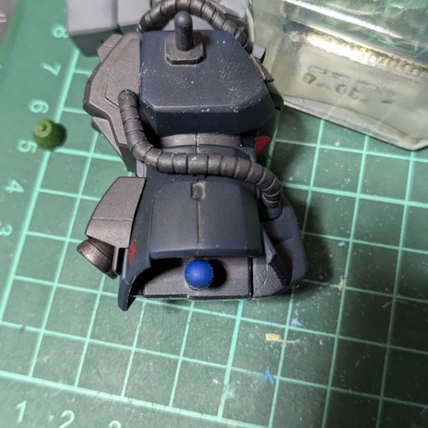 肩のPCの目隠し作りました。無くしたのかと思ったら最初から無かったのね。前から見て股関節のパーツが丸見えだったので、短くしました。モノアイは3mmの穴を開けてデコシール貼りました。完成まで後少しです。（3枚目）