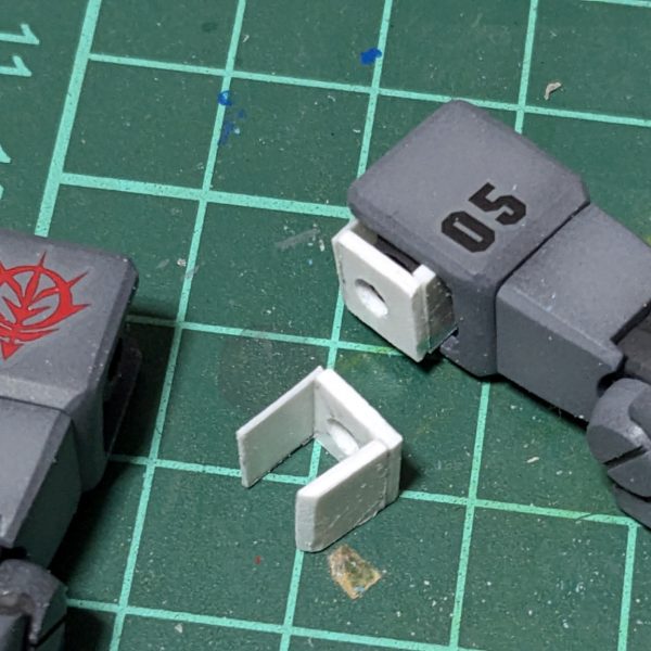 肩のPCの目隠し作りました。無くしたのかと思ったら最初から無かったのね。前から見て股関節のパーツが丸見えだったので、短くしました。モノアイは3mmの穴を開けてデコシール貼りました。完成まで後少しです。（2枚目）