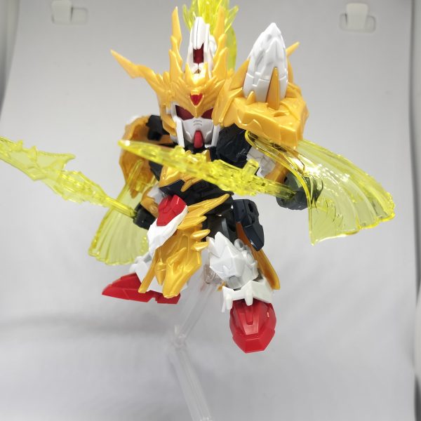 各部シャープ化、マント？は縁を薄く頭部後ハメ加工脚腕首とGNドライブ？に関節追加サイドアーマーに3mmネオジム磁石武器の軸削りマグネットセッター手首は人差し指、中指を切り飛ばして平手から移植、角度変更素組で同じようなポーズをとらせた比較と（2枚目）