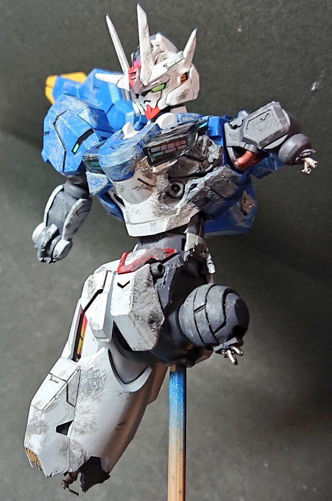 ダメージ加工とドライブラシでボロボロめ且つシェルユニットがスコア9の虹色版ですね～