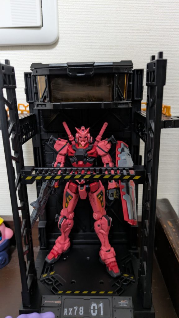 百均のディスプレイベースこの後ガンダムマーカーでベースも部分塗装します