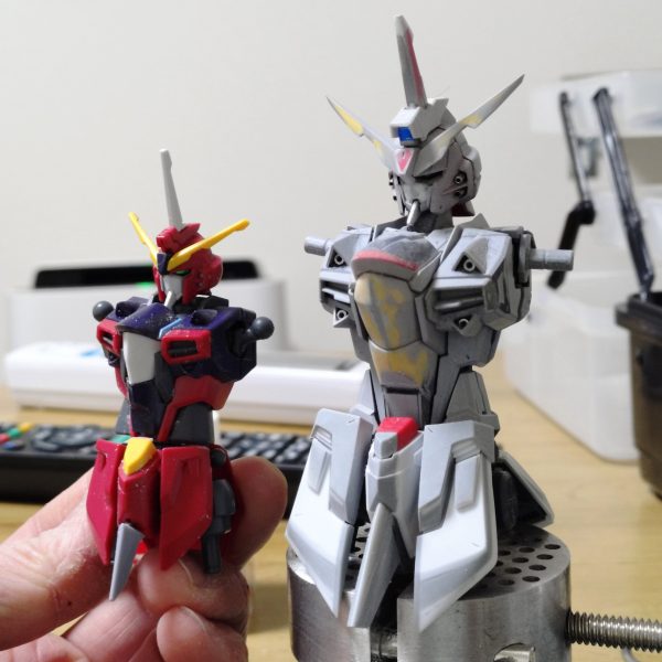 腰周りできました〜。サイドは武器の都合上後回しで。フンドシはフリーダムをベースに改修。フロントスカートはスクラッチ。2.0っぽいディテール、デザインにしています。現状イイ感じにフリーダム消しつつ2.0ディテール残せてるかと。次は脚部に進んでいきます💪（3枚目）