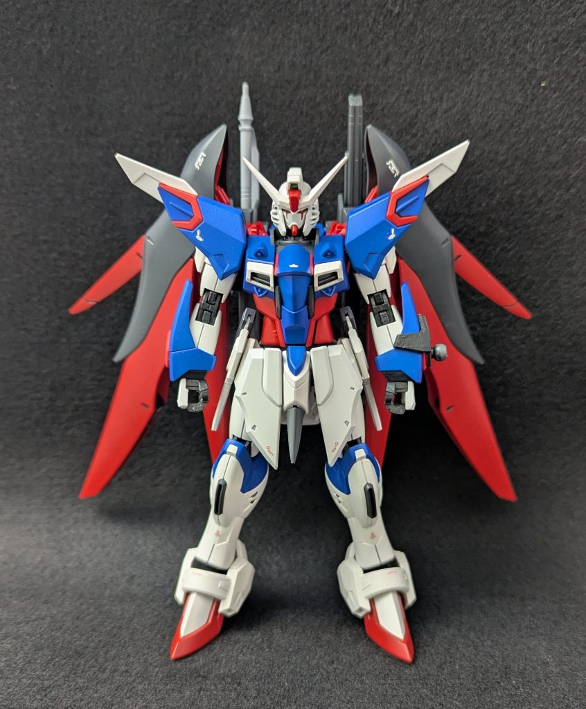 頭部は直接的な性能とは無関係だが機体のシンボルとしてデスティニーのものに換装されたシン「キラ隊長、頭だけでもデスティニーのものに変えれませんか？実は俺…ジャスティスの顔にはなんか抵抗感みたいなのがあって…」キラ「わかったよ。