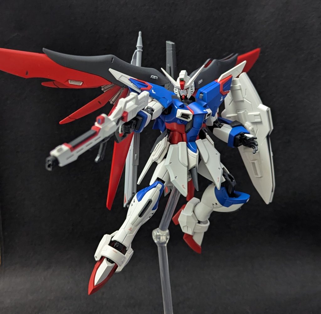 デスティニーのパーツは頭、バックパック、腰フロントアーマーのみですがカラーリングをデスティニー準拠にした事もありかなりデスティニーぽさが出ましたある時イモジャの肩とライフリの腕部ってデスティニーにかなり似てるよなって思って作成プランをたてたんで上手くいってよかったです映画のシンの活躍からすればこれくらいのご褒美はあっていいんじゃないかな？と思ったのでこういう世界線があっても面白いなと思ってもらえたら幸いです