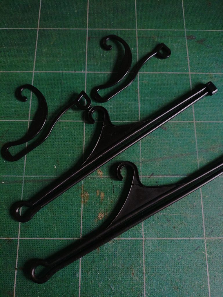 この上のよくソックスとかを買った時に付いて来るミニハンガーを使いました。昨年のクリスマスに家内に暖かい靴下等をプレゼントした際の廃材です。１本から実はもう1つ切り出し簡単な武器を作りましたｗ下のネックウォーマー等のハンガーはまだ切り出しただけなので馬鹿デカい銃か刀でもいずれ作ろうかと思います。