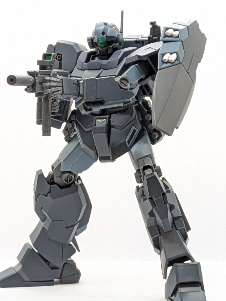 ちょいとポーズなど🤔珍しくシールドは塗り分けしましたよ🤣