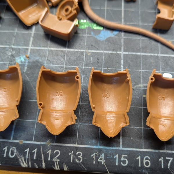 モデラーの皆様、模活お疲れ様です👍️そして明けましておめでとうございます✨️今年もどうぞ宜しくお願いします😊✨️さて、年明け早々2026年一発目は旧キットのアッグガイを作製していきたいと思います😏👍️一番ネックな箇所、がに股脚部を修正すべくポリキャップ仕込んでスタイル変更しました。ついでにジャンクパーツで内部パーツもチラ見せ😏今まで気づかなかったけど旧キットって似たパーツは裏側に番号の刻印があるんですね😲ｼﾗﾅｶｯﾀ（4枚目）