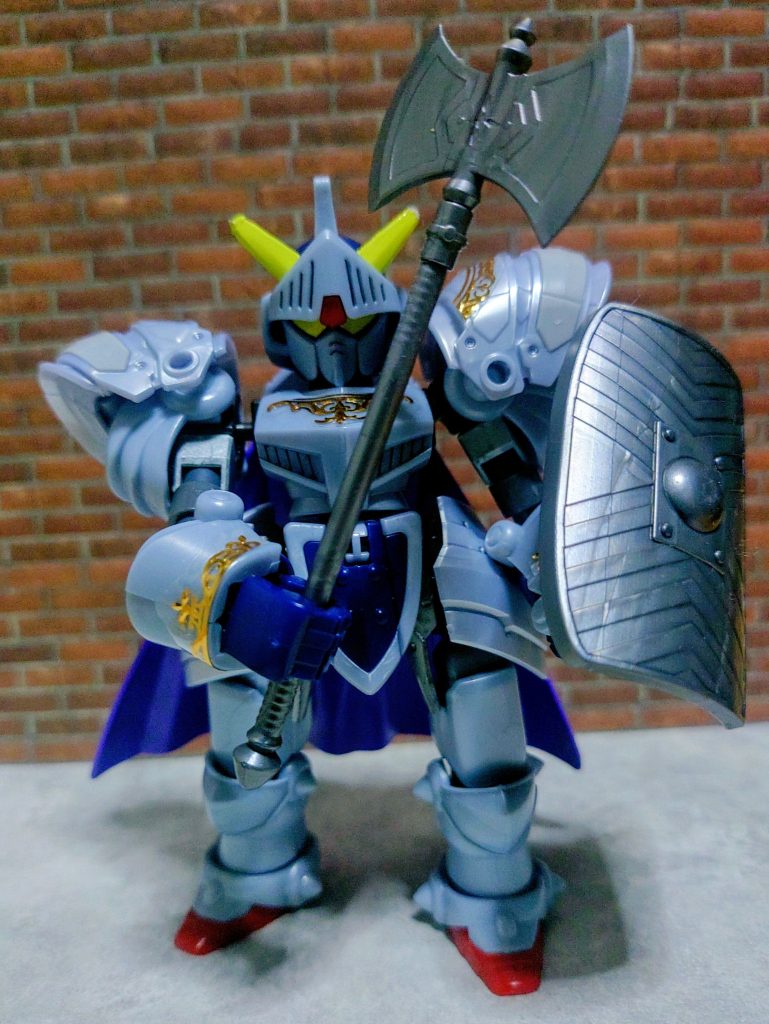 ブロックロスのナイトガンダムに少し手を加えました(*^^*)付属の余りブロックで脚の延長、腕も手持ちのパイプ等で延長。二の腕は細過ぎた為同じく余っていたEGの確かRX-78-2の物にガンマカのメッキシルバー。中世要素足しに30MFのオプションパーツで肩パットマシマシに。。。ビーマイベイベー元の肩パットはそのままに二の腕を守って頂きます。腰も替えてより重兵らしく、脚もさり気なく内腿をアーマー追加。コトブキヤだったと思います。エングレービングは100均シールで簡単に。武具はフィギュア用の使えそうなのを選んでみました!!先ずは大斧で一閃!!
