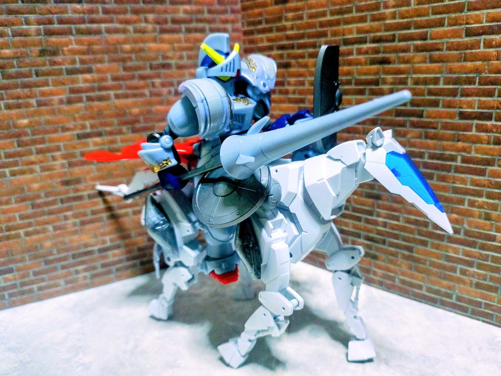 愛馬と共に颯爽と駆け抜ける。愛馬も脚にアーマーや盾を追加、重騎兵見参っ!!ランスもそれっぽく柄を延長。いざ決闘っ!!