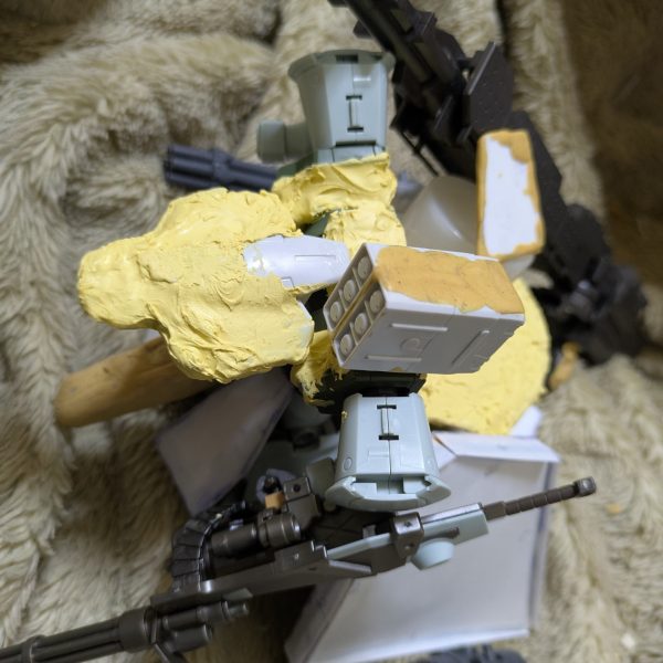 去年のいつからかから（笑）忘れましたが（笑）ザクIIを大人になってから素組して何ヶ月？かしてザメルというモビルスーツを何回か見たことはありましたが興味はなかったのですが,「ガンプラ　改造」で画像検索していたところザメルの改造画像が出てきて物凄くカッコよく見えて興味を持ち,ガンプラとして売ってるか探しましたがROBOT魂や昔のキット？とかである？みたいな感じでHG等ガンプラとしては売られてなかったので,YouTubeで検索してザメルに寄せた他のガンプラ素材を使ってつくる動画を観てこれだ✨️✨️✨️ということで,&nbsp;話長々すみません🙇💦本題💦今からかよということで💦覚えてる範囲で,↓使ってる素材が↓グフ（カスタムの）フライトタイプ←胴体と腕と脚部&nbsp;ガンダムビルドファイターズのオプションパーツセットガンプラ06（ヴァリュアブルポッド）↑顔と腰ペットボトルのキャップ3つ＋パテ（板状の2枚ねり合せるタイプ）←砲台他ほぼパテ造形他コトブキヤのウエポンユニット等で只今製作中でございます🙇&nbsp;ああしたいこうしたいがどんどん構想が止まらずなるべく安くつくろうとしてますが💦何よりもお金が💸かかってる気がします💦いつ完成するのか（笑）ガンプラは奥が深くやめられないです✨️只今YouTubeで勉強中です✨&nbsp;（3枚目）