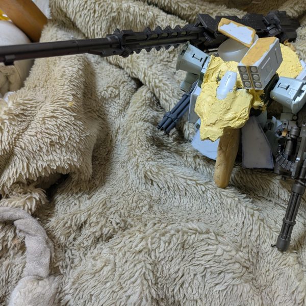 去年のいつからかから（笑）忘れましたが（笑）ザクIIを大人になってから素組して何ヶ月？かしてザメルというモビルスーツを何回か見たことはありましたが興味はなかったのですが,「ガンプラ　改造」で画像検索していたところザメルの改造画像が出てきて物凄くカッコよく見えて興味を持ち,ガンプラとして売ってるか探しましたがROBOT魂や昔のキット？とかである？みたいな感じでHG等ガンプラとしては売られてなかったので,YouTubeで検索してザメルに寄せた他のガンプラ素材を使ってつくる動画を観てこれだ✨️✨️✨️ということで,&nbsp;話長々すみません🙇💦本題💦今からかよということで💦覚えてる範囲で,↓使ってる素材が↓グフ（カスタムの）フライトタイプ←胴体と腕と脚部&nbsp;ガンダムビルドファイターズのオプションパーツセットガンプラ06（ヴァリュアブルポッド）↑顔と腰ペットボトルのキャップ3つ＋パテ（板状の2枚ねり合せるタイプ）←砲台他ほぼパテ造形他コトブキヤのウエポンユニット等で只今製作中でございます🙇&nbsp;ああしたいこうしたいがどんどん構想が止まらずなるべく安くつくろうとしてますが💦何よりもお金が💸かかってる気がします💦いつ完成するのか（笑）ガンプラは奥が深くやめられないです✨️只今YouTubeで勉強中です✨&nbsp;（2枚目）