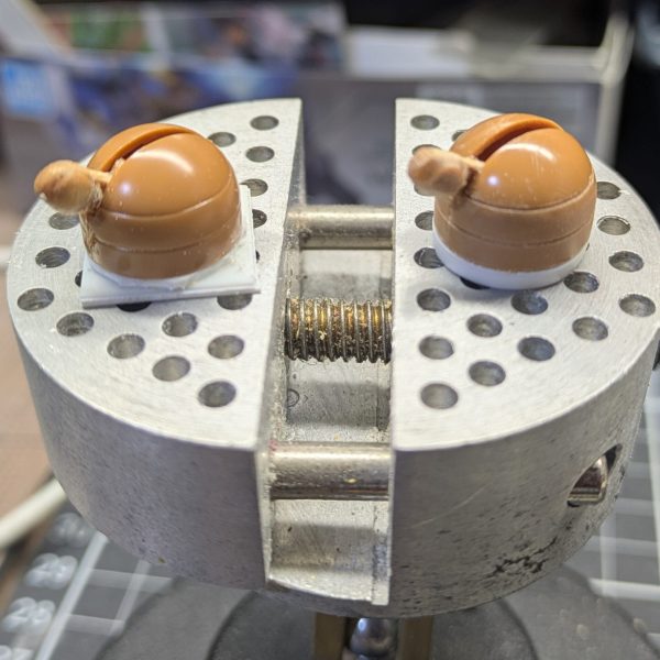 アッグガイ進捗✨️２日目腕部は塗り分けと組み立ての為の後ハメ加工を更に行いました👍️前腕部の凹凸スジボリの彫り直しが大変😅💦上腕は２ミリ程プラ板積層で延長。鞭はキットのままだとちょっと長い気がしたので設定イラスト並みに短くしました😏👍️（4枚目）