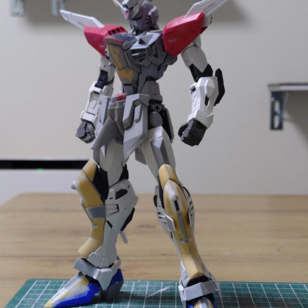 足回りの製作が一段落つきました〜。だいぶフリーダムのディテールを残しつつイモジャに変貌させれました。膝を太ももから繋がる滑らかなラインにアレンジしてます。お次は腕部💪（4枚目）