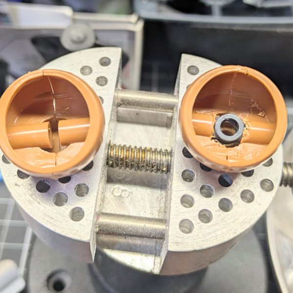 モデラーの皆様、模活お疲れ様です👍️そして明けましておめでとうございます✨️今年もどうぞ宜しくお願いします😊✨️さて、年明け早々2026年一発目は旧キットのアッグガイを作製していきたいと思います😏👍️一番ネックな箇所、がに股脚部を修正すべくポリキャップ仕込んでスタイル変更しました。ついでにジャンクパーツで内部パーツもチラ見せ😏今まで気づかなかったけど旧キットって似たパーツは裏側に番号の刻印があるんですね😲ｼﾗﾅｶｯﾀ（3枚目）