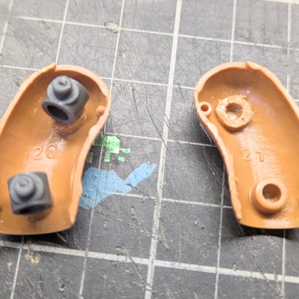 モデラーの皆様、模活お疲れ様です👍️そして明けましておめでとうございます✨️今年もどうぞ宜しくお願いします😊✨️さて、年明け早々2026年一発目は旧キットのアッグガイを作製していきたいと思います😏👍️一番ネックな箇所、がに股脚部を修正すべくポリキャップ仕込んでスタイル変更しました。ついでにジャンクパーツで内部パーツもチラ見せ😏今まで気づかなかったけど旧キットって似たパーツは裏側に番号の刻印があるんですね😲ｼﾗﾅｶｯﾀ（2枚目）