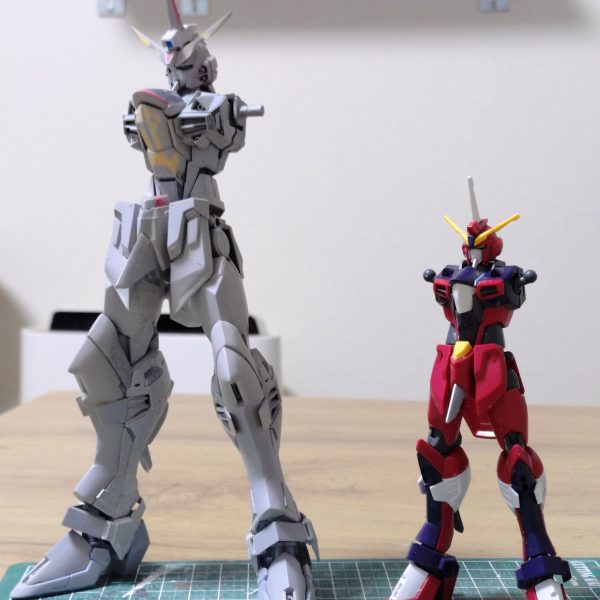 足回りの製作が一段落つきました〜。だいぶフリーダムのディテールを残しつつイモジャに変貌させれました。膝を太ももから繋がる滑らかなラインにアレンジしてます。お次は腕部💪（2枚目）