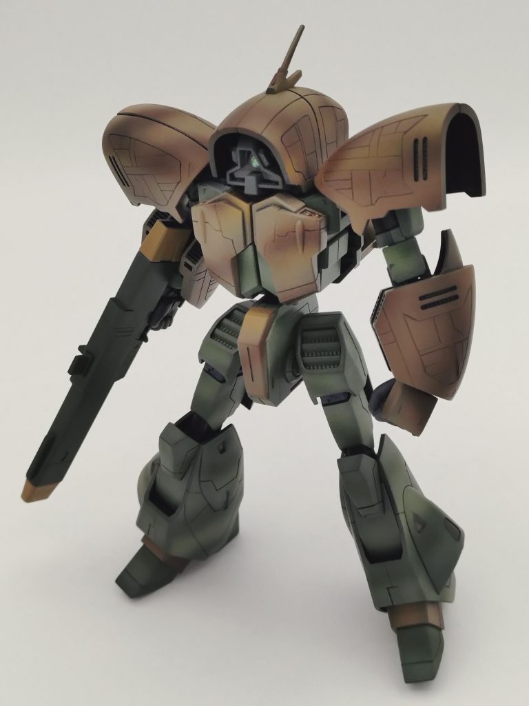 スジボリと渋めのオリジナルカラーでエアブラシで簡単迷彩で仕上げてみました。スジボリは、MA形態の際の未確認飛行体をイメージして、細かいメカニカルな感じをイメージして入れてみました。&nbsp;