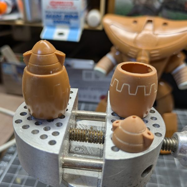 アッグガイ進捗✨️２日目腕部は塗り分けと組み立ての為の後ハメ加工を更に行いました👍️前腕部の凹凸スジボリの彫り直しが大変😅💦上腕は２ミリ程プラ板積層で延長。鞭はキットのままだとちょっと長い気がしたので設定イラスト並みに短くしました😏👍️（2枚目）